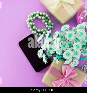 Le surréalisme avec les boîtes de composition décorative fleurs cadeaux bijoux femme shopping maison de fond bleu. L'affiche de la fête de l'espace de copie Banque D'Images