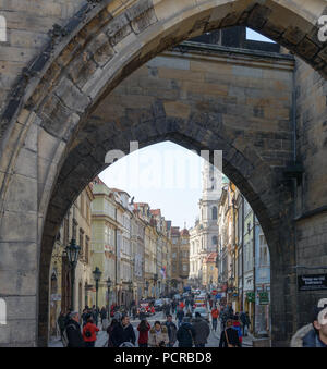 Vue le long de la rue du Pont de l'arche à la tour de Mala Strana) fin du pont Charles à Prague, République tchèque. Banque D'Images