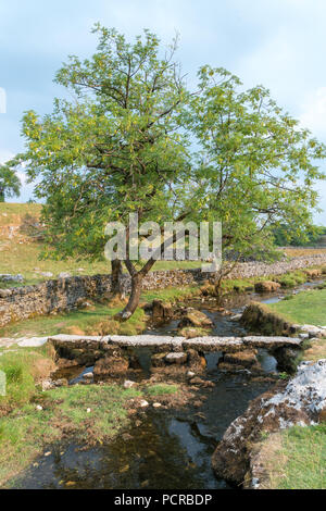 Vue sur la campagne autour de Malham Cove dans le Yorkshire Dales National Park Banque D'Images