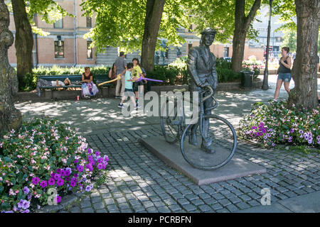 Oslo, Norvège, le 21 juillet 2018 : "l'homme avec un vélo' - une statue par artiste norvégien par Ung près de Théâtre National. Banque D'Images