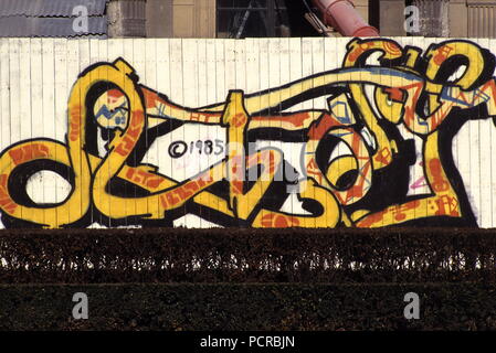 AJAXNETPHOTO. 1985. PARIS, FRANCE. - L'art du graffiti - GRAFFITI IMAGES PEINTES SUR UN CHANTIER DE PLANCHE EN BOIS Le panneau publicitaire DANS LE CENTRE-VILLE. PHOTO:JONATHAN EASTLAND/AJAX REF:81985 Banque D'Images