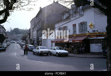 AJAXNETPHOTO. PORT MARLY, FRANCE. - Café célèbre par ART - CAFE LE BRAZZA PRÈS DE LA SEINE À DROITE SUR CETTE PHOTO, rendu célèbre par le peintre impressionniste Alfred Sisley dans sa peinture 1876 'L'INONDATION UN PORT MARLY'. PHOTO:JONATHAN EASTLAND/AJAX REF:091316 Banque D'Images