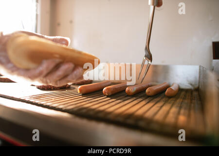 Portrait du chef préparer hod dog en camion alimentaire et de prendre des saucisses Banque D'Images