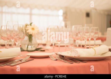Réception de Mariage dîner banquet de couverts de table situé dans l'hôtel de luxe. Banque D'Images