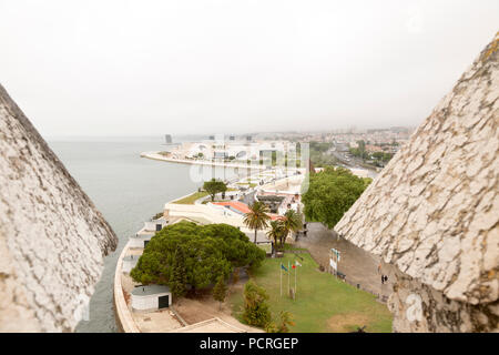 Vue sur la côte ouest de la Tour de Belém. À partir de la. Terrasse Tour de Belém à Lisbonne, au Portugal. Banque D'Images