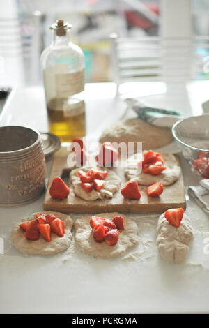 Préparation de petites tartes avec fraises, espace de copie. Banque D'Images