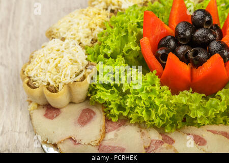 Tranches de viande sur un miroir plat à décor de verdure. Banque D'Images