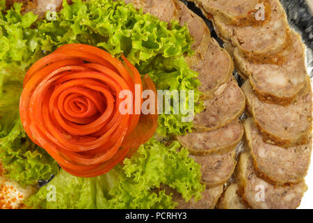 Tranches de viande sur un miroir plat à décor de verdure. Banque D'Images