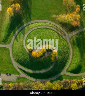 Dilldorfer Höhe Park à Essen-Kupferdreh, hill avec symbole Yin-Yang, nuages d'automne au-dessus du centre-ville de Essen, vue aérienne de Essen, Ruhr Banque D'Images