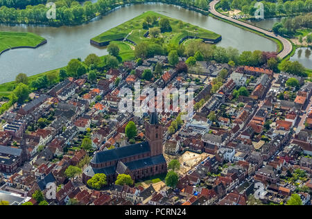 Bastion Oud Molen, Naarden, forteresse d'acquisition de Naarden avec maison de village et l'église, Grande Église ou église Saint-vitus, forteresse médiévale, ville fortifiée, North Holland, Amsterdam, Hollande du Nord, Pays-Bas Banque D'Images