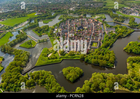 Bastion Oud Molen, Naarden, forteresse d'acquisition de Naarden avec maison de village et l'église, Grande Église ou église Saint-vitus, forteresse médiévale, ville fortifiée, North Holland, Amsterdam, Hollande du Nord, Pays-Bas Banque D'Images