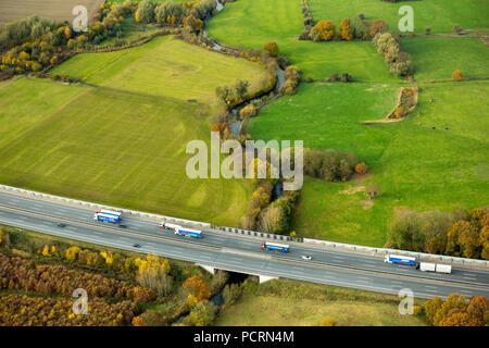 A2 Pont sur la rivière Ahse, Ahse, cours de l'ahse, réserve naturelle, mesures de renaturation de l'ahse, vue aérienne de Hamm, Ruhr Banque D'Images