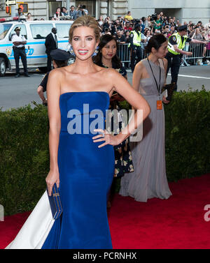 NEW YORK, NY - 04 MAI : Ivanka Trump assiste à la "Chine : Through The Looking Glass' Costume Institute Gala bénéfice au Metropolitan Museum of Art le 4 mai 2015 à New York. People : Ivanka Trump Banque D'Images