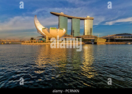 Marina Bay Sands Hotel, Musée ArtScience, ciel bleu, cirrostratus les nuages, Singapour, Asie, Singapour Banque D'Images