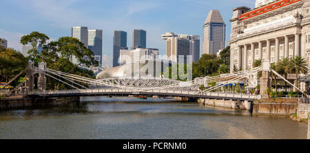 À Fullerton Hotel Singapore River et gratte-ciel du quartier financier, Secteur Central, Central Business District, pont Anderson, Singapour, Asie, Singapour Banque D'Images