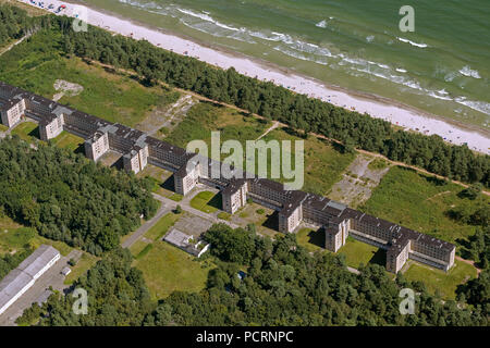 Vue aérienne, KdF mauvais, Prora ancien lieu de villégiature des Nazis, avec plage de sable, Binz, Rügen, 1, l'Allemagne, de l'Europe Banque D'Images