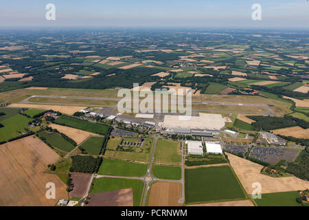 Vue aérienne, aéroport Münster-Osnabrück, piste, les garages de stationnement, les terrains de stationnement Banque D'Images