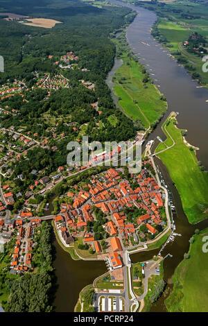 Vue aérienne, de la vieille ville de Düsseldorf avec la Jeetzel et Altjeetzel, Elbe, la rive de l'Elbe, les travaux de protection contre les inondations, l'écluse, Hitzacker (Elbe), district Miltenberg, vallée de l'Elbe, Basse-Saxe, Allemagne, Europe Banque D'Images