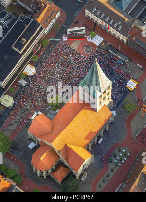 Vue aérienne, Paulus church Hamm, grand écran, football, championnat d'Europe, projection publique, quart de finale du Championnat d'Europe de l'Allemagne - Grèce, vue aérienne, Hamm, Ruhr, Nordrhein-Westfalen, Germany, Europe Banque D'Images