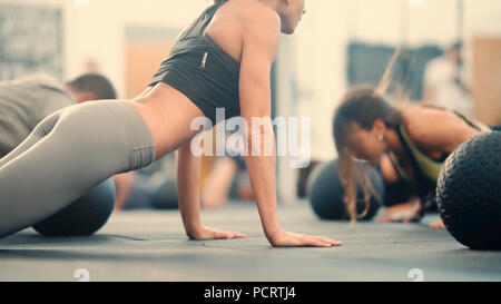 Vérone, Italie - 10 juin 2018 : Fit woman doing gymnastics exercices d'échauffement, d'effectuer des exercices abdominaux hypopressive pour raffermir son corps. Banque D'Images