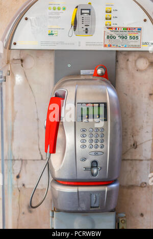 RAVENNA, ITALIE - 2 août 2018 : La poussière et la vieille couverture téléphone public en Italie Banque D'Images