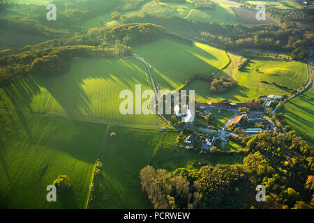 Ancien couvent, monastère maintenant et le monastère des sœurs de Sainte Marie Madeleine Postel dans le Sauerland vallonné, lumière du soir, long shadow, Arnsberg, Sauerland, Rhénanie du Nord-Westphalie, Allemagne Banque D'Images