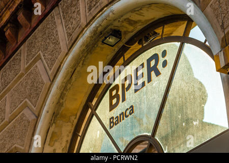 RAVENNA, ITALIE - 2 août 2018 : La poussière et couvrir la BPER logo sur storefront Banque D'Images