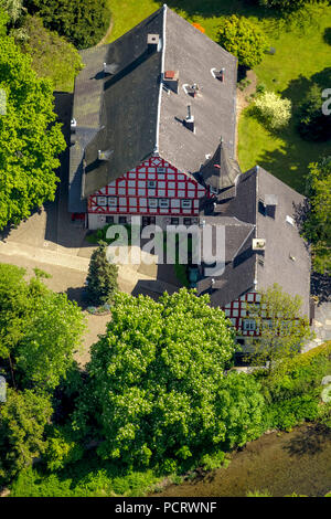 Ludwigsburg, rouge-blanc maison à colombages près de Kanalstraße et Emil-Wlff-Straße 1, Bad Berleburg, Düren, montagnes Rothaargebirge(), Nordrhein-Westfalen, Allemagne Banque D'Images