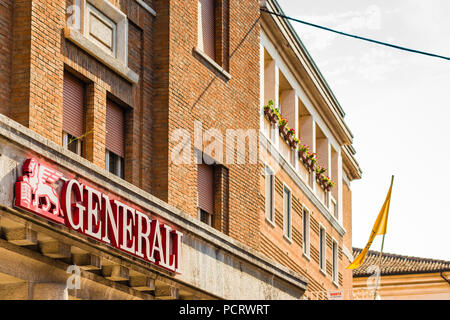 RAVENNA, ITALIE - 2 août 2018 : La poussière et couvrir le logo GENERALI sur storefront Banque D'Images