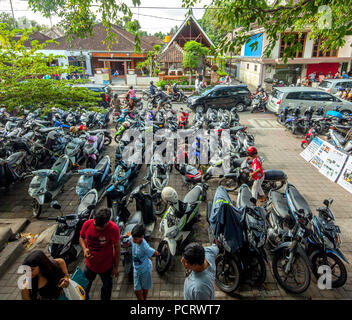 Scène de rue, parking moto, motos et scooters sur un parking au milieu d'Ubud, Ubud, Bali, Indonésie, Asie Banque D'Images