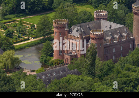 Vue aérienne, Château de Moyland, jardins, jardin aromatique, basse-cour, Rondell, la cathédrale de Cologne architecte Ernst Friedrich Zwirner de style néo-gothique, Bedburg-Hau, Bas-rhin, Château de Moyland, Bedburg-Hau, musée, Nordrhein-Westfalen, Germany, Europe Banque D'Images