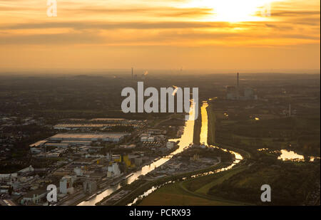 Harbour, Harbour Hamm Hamm, golden sunset avec canal Datteln-Hamm reflétant et Lippe, Hamm, Ruhr, Rhénanie du Nord-Westphalie, Allemagne Banque D'Images