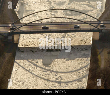 Vue aérienne, d'eau gelés, les banquises, ponts au-dessus de la canal Wesel-Datteln, Voerde, Ruhr, Nordrhein-Westfalen, Germany, Europe Banque D'Images