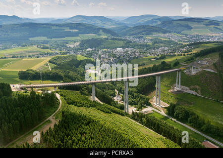 Nuttlar, plus haut pont vallée de Rhénanie du Nord-Westphalie, les travaux de construction pour le pont de la vallée, Nuttlar Vue aérienne de Bestwig, Sauerland Banque D'Images