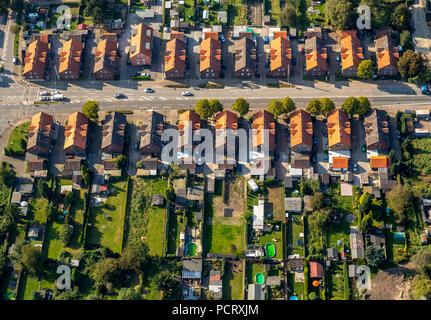 Rue Gladbecker mining, de règlement des différends de la rue avec les cours, les toits de tuiles rouges, les maisons des mineurs, Eigen, Bottrop, Ruhr, Rhénanie du Nord-Westphalie, Allemagne Banque D'Images