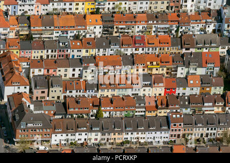 Rangée de maisons du quartier Findorff, louer maisons, appartements, penthouses, toits de tuiles rouges, vue aérienne, photos aériennes de Brême Banque D'Images