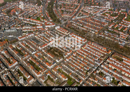 Rangée de maisons du quartier Findorff, louer maisons, appartements, penthouses, toits de tuiles rouges, vue aérienne, photos aériennes de Brême Banque D'Images