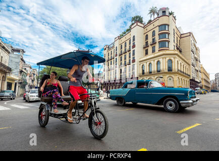 En voiture historique la scène de rue, location vélo-taxi, les droits de l'intersection sur la route en taxi de l'hôtel Telegrafo, La Habana, La Havane, La Havane, Cuba, Cuba Banque D'Images