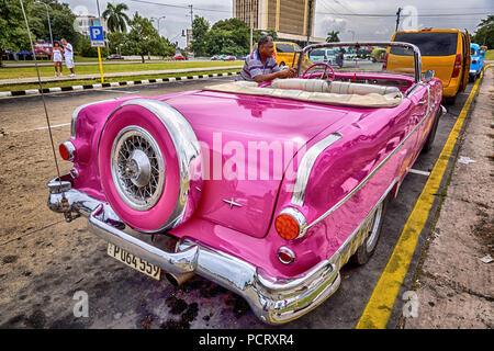 Convertible cabriolet rose, taxi, voitures anciennes dans la scène de rue, ancienne vedette de la route américaine dans les rues de La Havane, taxi, La Habana, La Havane, La Havane, Cuba, Cuba Banque D'Images