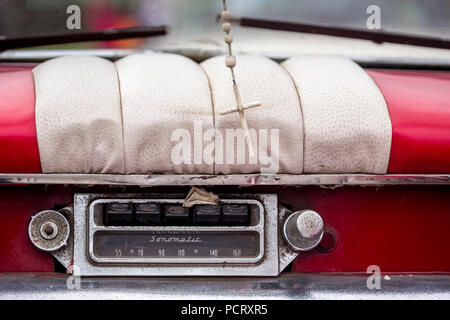 Voiture ancienne Sonnomatic la radio dans le tableau de bord d'une vieille Buick street cruiser, voitures anciennes dans la scène de rue, ancienne vedette de la rue américaine dans les rues de La Havane, taxi, La Habana, La Havane, La Havane, Cuba, Cuba Banque D'Images