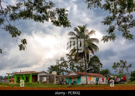 Maisons Cubain ordinaire dans la campagne, vallée de Vinales, Viñales, Cuba, Pinar del Río, Cuba Banque D'Images