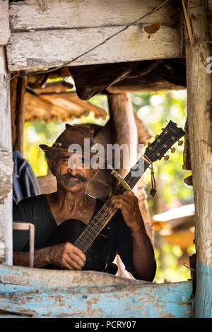 Agriculteur de la canne à sucre dans la Valle de los Ingenios joue de la guitare pour les touristes, Trinidad, Cuba, Holguín, Cuba Banque D'Images