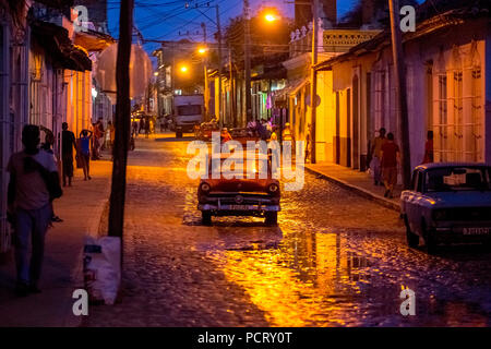 Scène de rue nocturne dans le centre-ville historique de Trinidad avec voitures d'époque et des lanternes, Trinidad, Cuba, Holguín, Cuba Banque D'Images