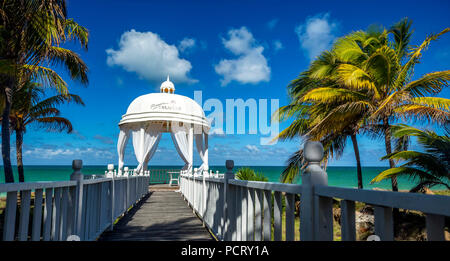 Pavillon de mariage de l'Hôtel Paradisus Varadero Resort & Spa Varadero, pont en bois, de romance, de ciel bleu, Cuba, Matanzas, Cuba, Amérique du Nord Banque D'Images