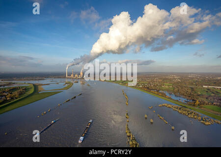 Vue sur le Rhin près de Dinslaken, les inondations de l'automne, la navigation intérieure, power plant Voerde, cheminées avec colonne de fumée, Dinslaken, Ruhr Banque D'Images