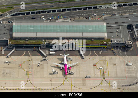 Vue aérienne, Dortmund Wickede Airport, Terminal, tablier, à l'arrivée, l'aéroport régional, WIZZ, Dortmund, Ruhr, Nordrhein-Westfalen, Germany, Europe Banque D'Images