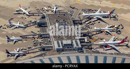 Jet Air Berlin, photo aérienne, des portes et des ponts pour les avions à réaction, de terminal et des halls, l'aéroport de Düsseldorf, Düsseldorf, Rhénanie du Nord-Westphalie, Allemagne, Banque D'Images