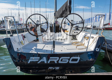 Un grand et rapide barre double bateau de course dans la marine une cowes Yacht Haven à l'assemblée annuelle de l'île de Cowes lendy wght. occupé à pleine marina. Banque D'Images