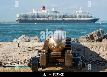 Le navire Cunard Queen Victoria de chemise ou de quitter le port de Southampton docks passant le Royal Yacht Squadron sur l'île de Wight à Cowes canon. Banque D'Images