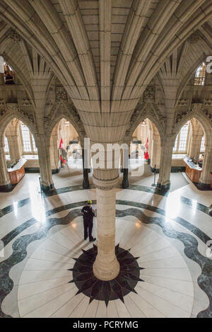 Ottawa, Ontario, Canada. Hall de la Confédération/Rotonde dans l'édifice du Centre sur la Colline du Parlement, à la maison du gouvernement fédéral du Canada, vue verticale. Banque D'Images